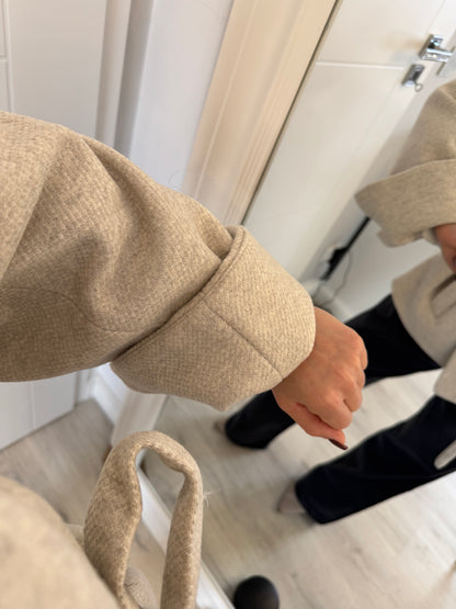 Elegancki płaszcz z wiązaniem w talii – kolor jasny szary