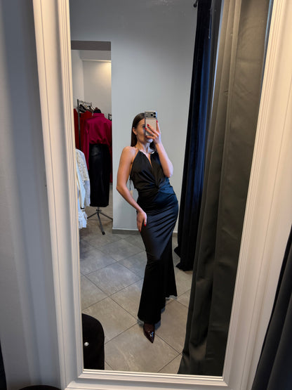 Czarna satynowa sukienka maxi ze złotą ozdobą na szyi