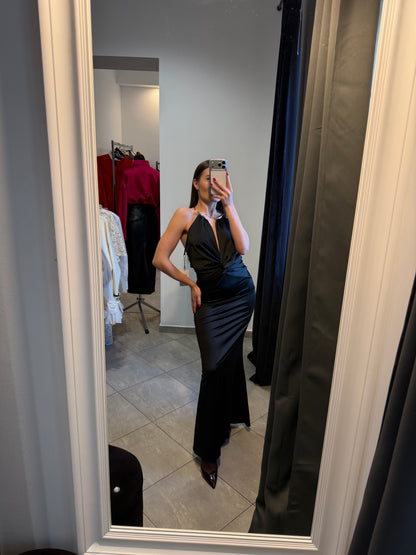 Czarna satynowa sukienka maxi ze złotą ozdobą na szyi