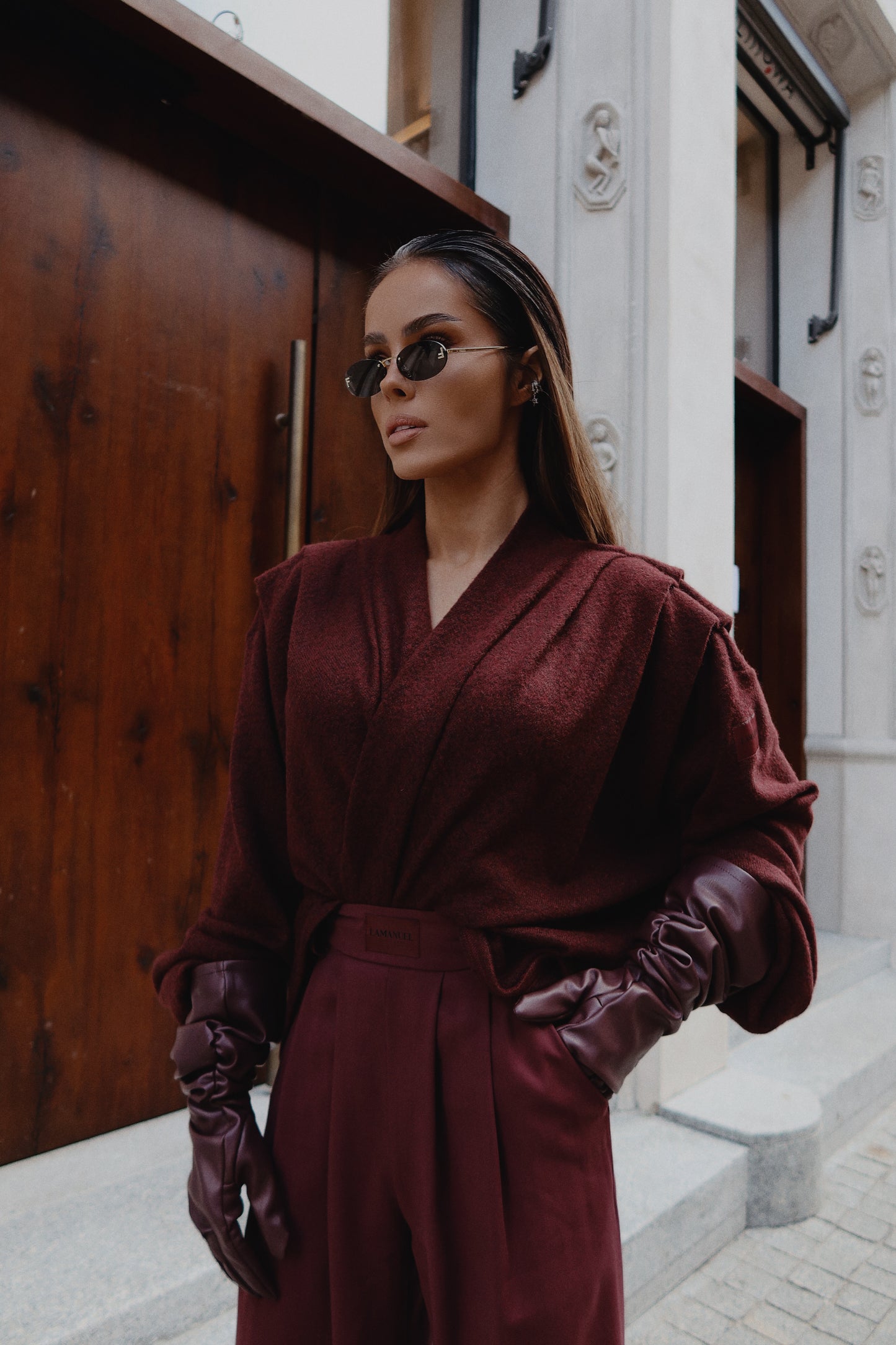 Długie skórzane rękawiczki w kolorze burgundowym – elegancki model z marszczeniem