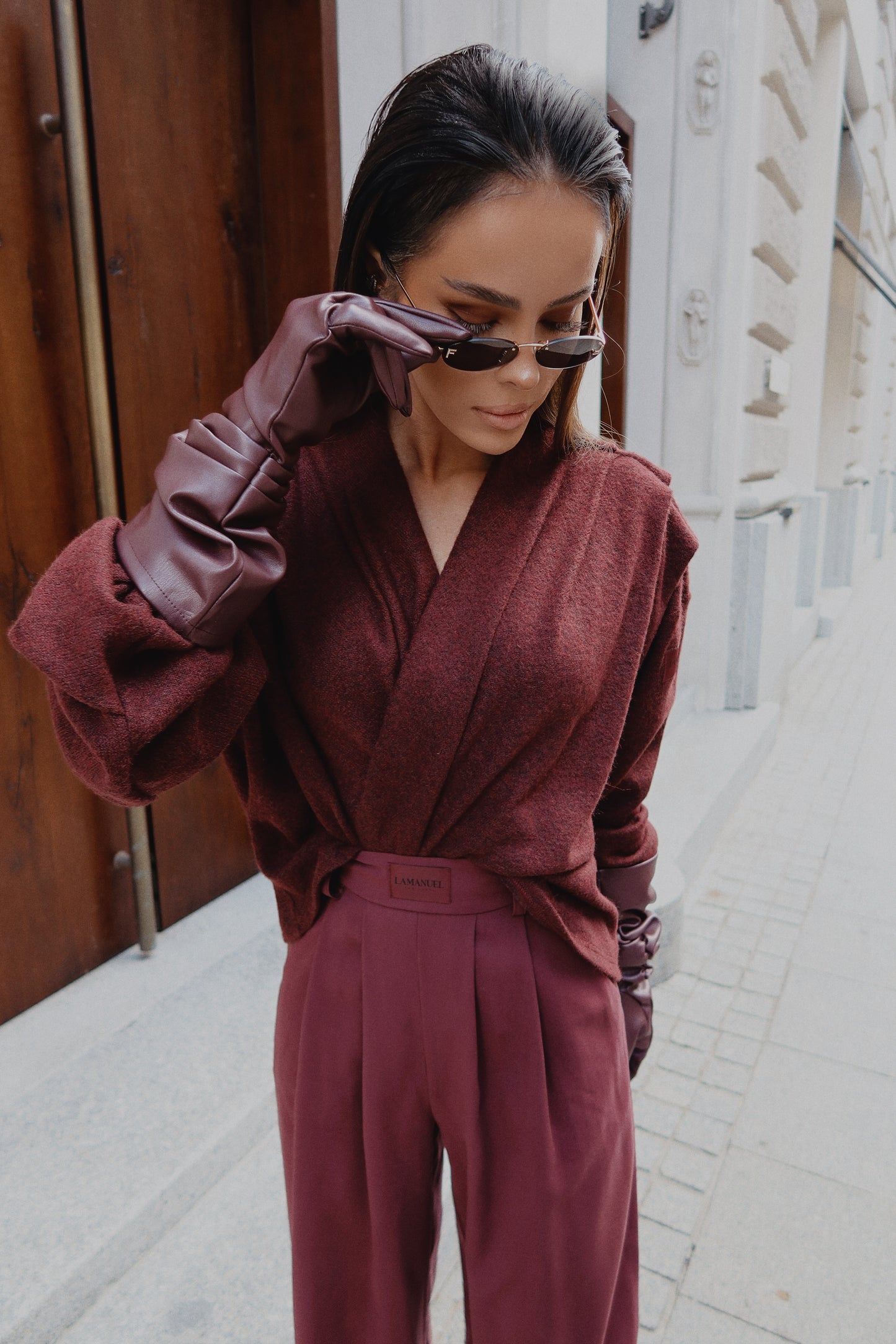 Długie skórzane rękawiczki w kolorze burgundowym – elegancki model z marszczeniem