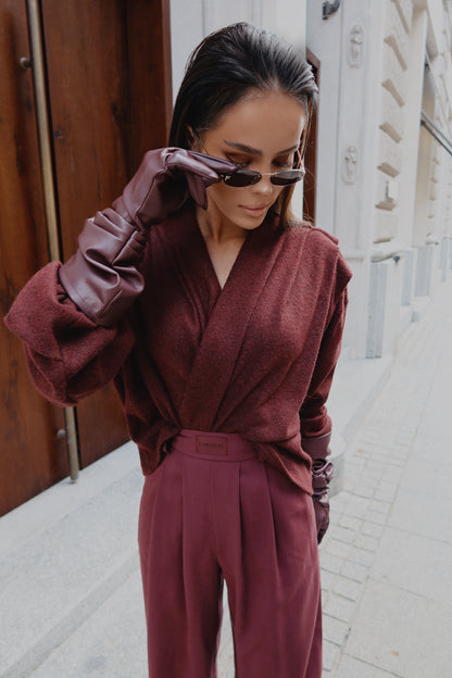 Długie skórzane rękawiczki w kolorze burgundowym – elegancki model z marszczeniem