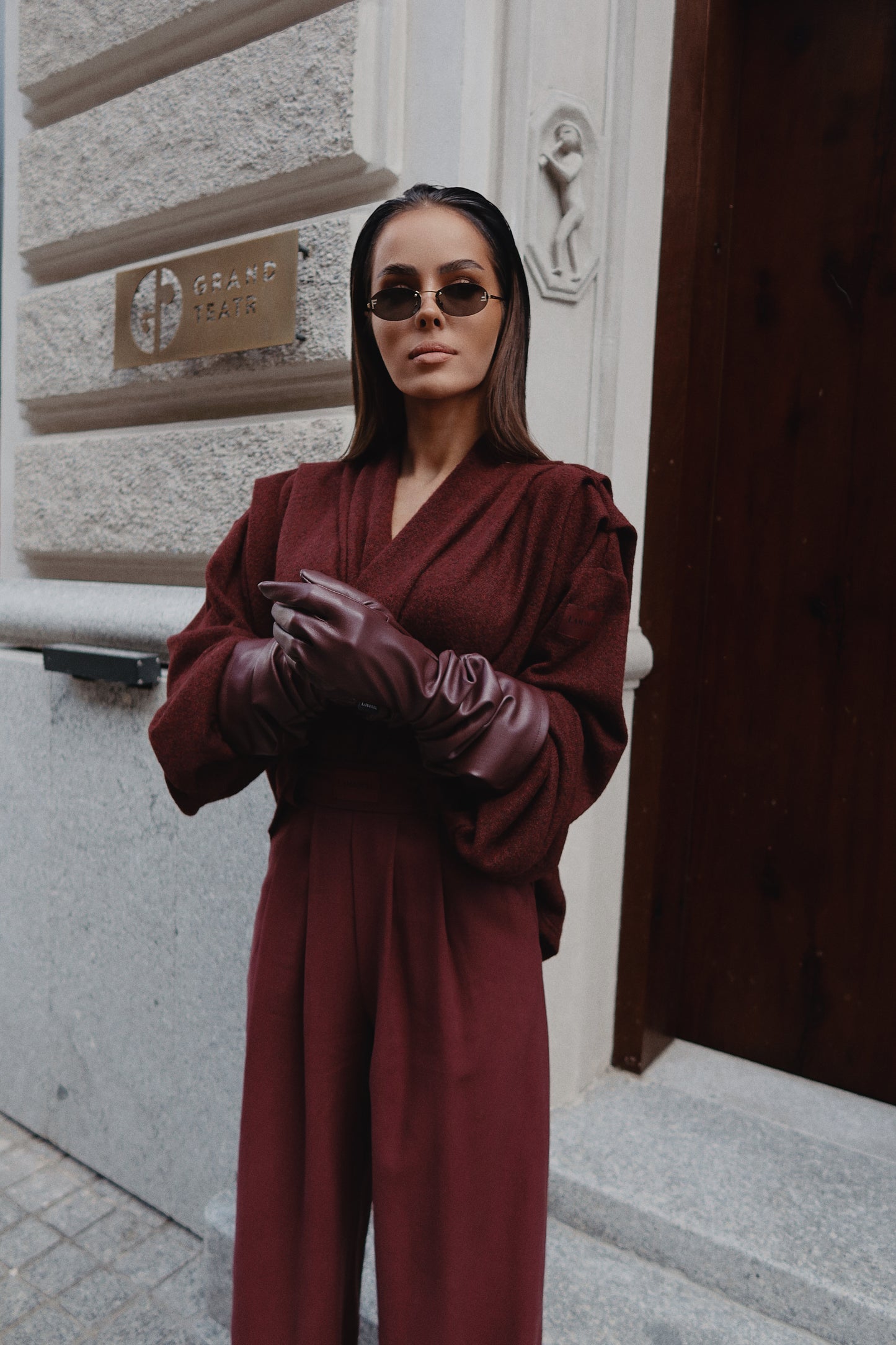 Długie skórzane rękawiczki w kolorze burgundowym – elegancki model z marszczeniem