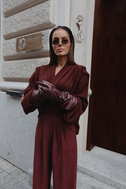 Długie skórzane rękawiczki w kolorze burgundowym – elegancki model z marszczeniem
