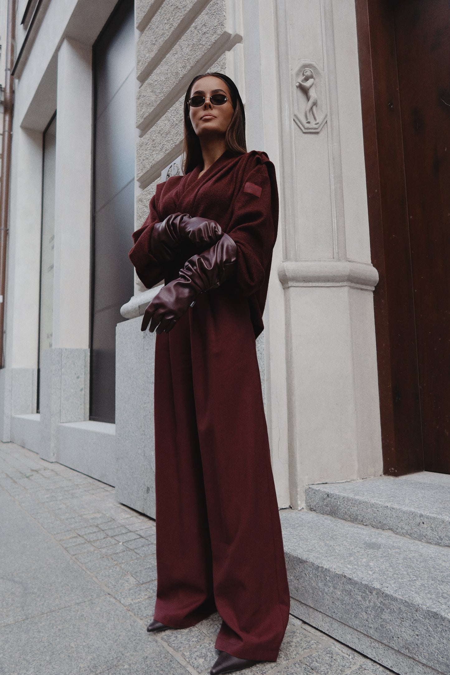 Długie skórzane rękawiczki w kolorze burgundowym – elegancki model z marszczeniem