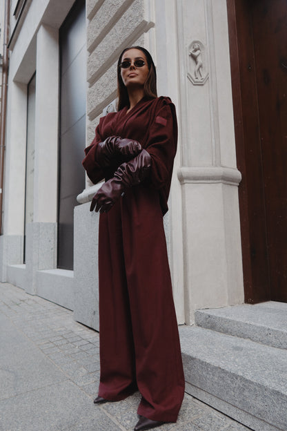 Długie skórzane rękawiczki w kolorze burgundowym – elegancki model z marszczeniem