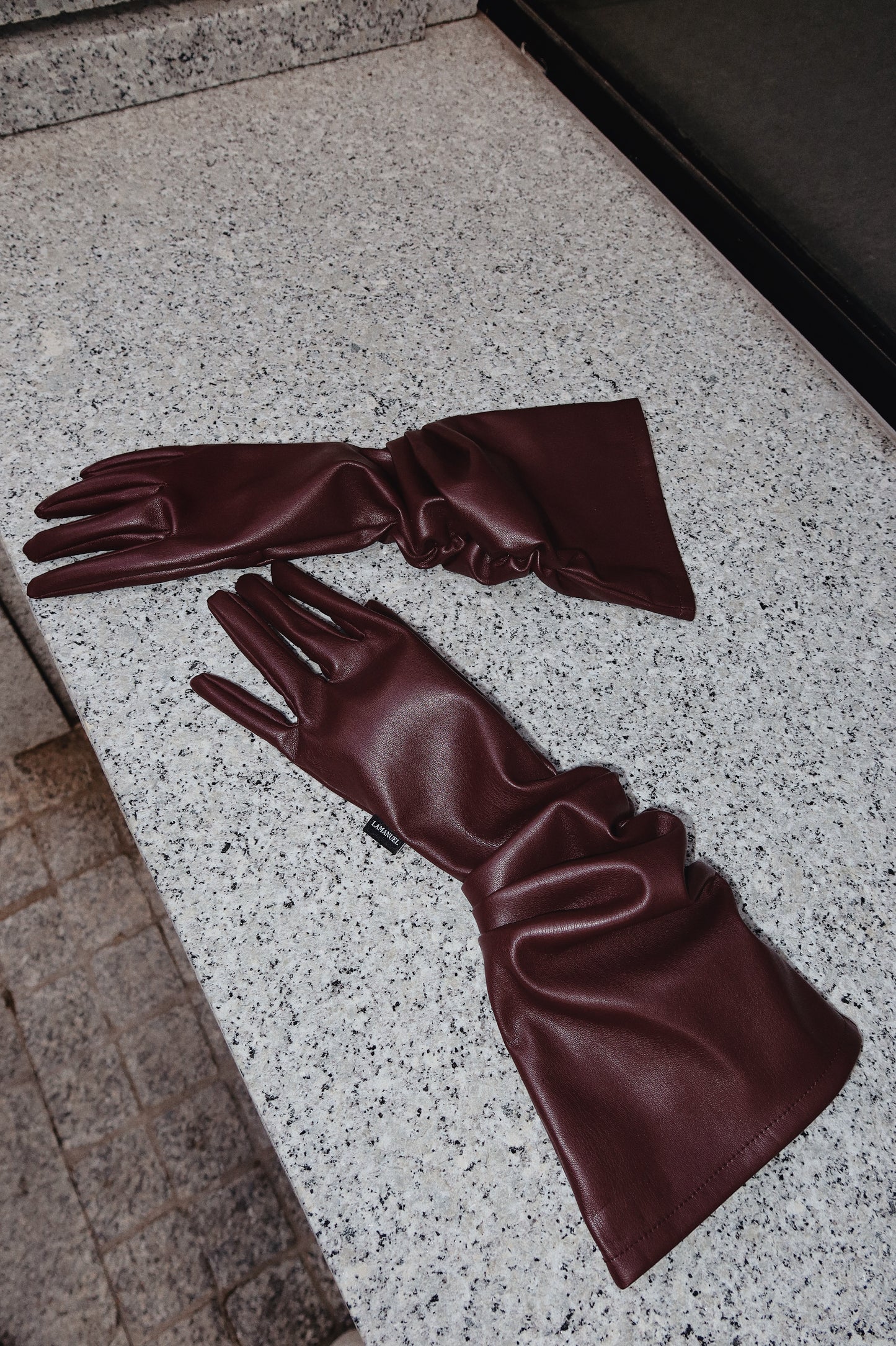 Długie skórzane rękawiczki w kolorze burgundowym – elegancki model z marszczeniem