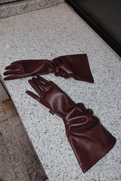 Długie skórzane rękawiczki w kolorze burgundowym – elegancki model z marszczeniem