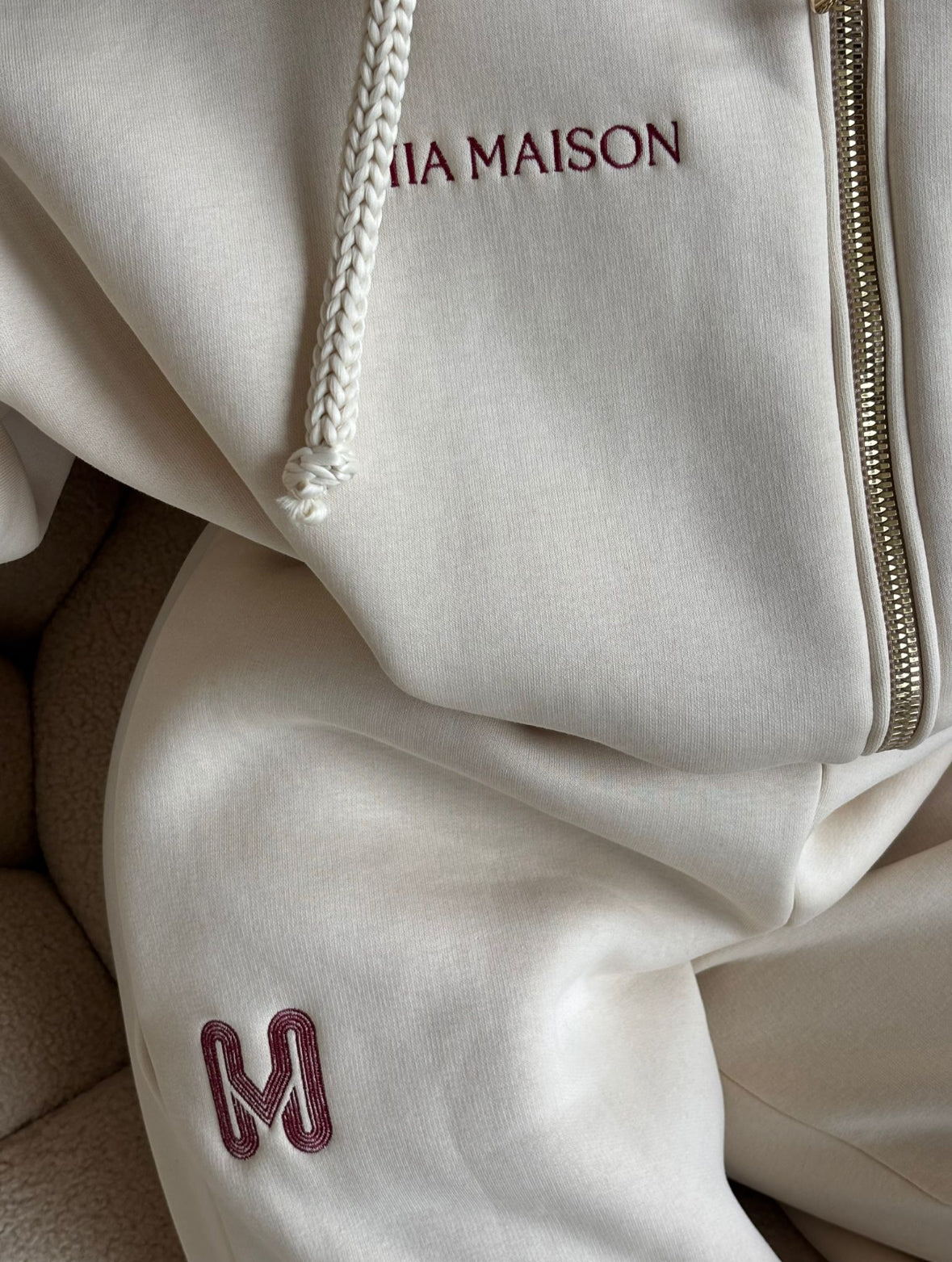 Komplet dresowy trzyczęściowy – top, bluza i spodnie ze ściąganiem w kolorze kokos