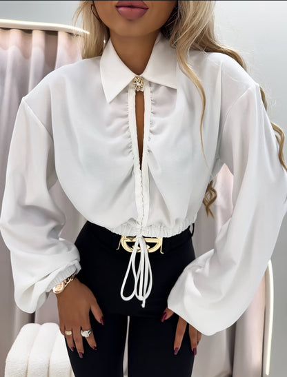 Elegancka koszula z ozdobnym kołnierzykiem i bufkami – biała