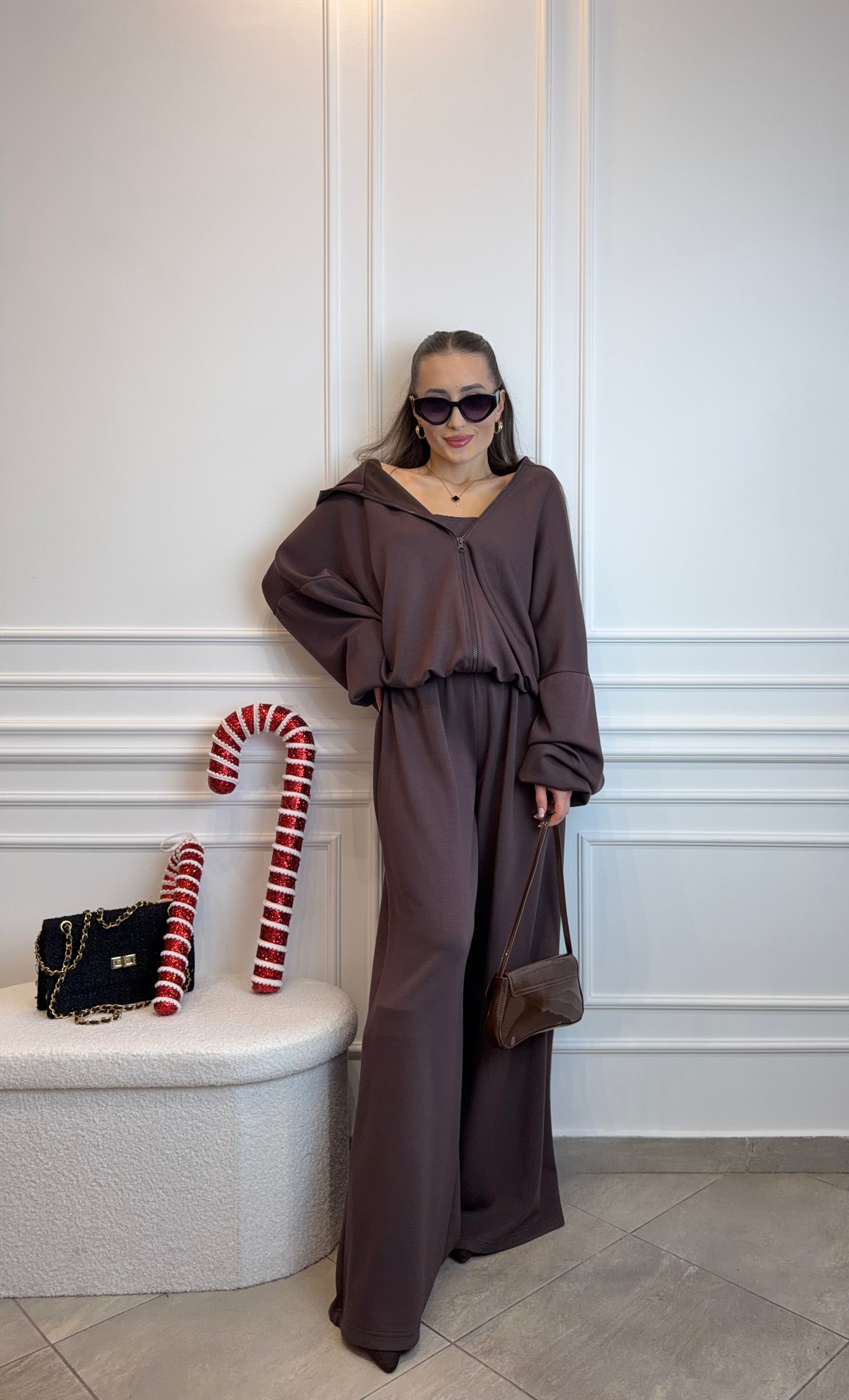 Trzyczęściowy komplet top, bluza i spodnie w kolorze czekoladowego brązu