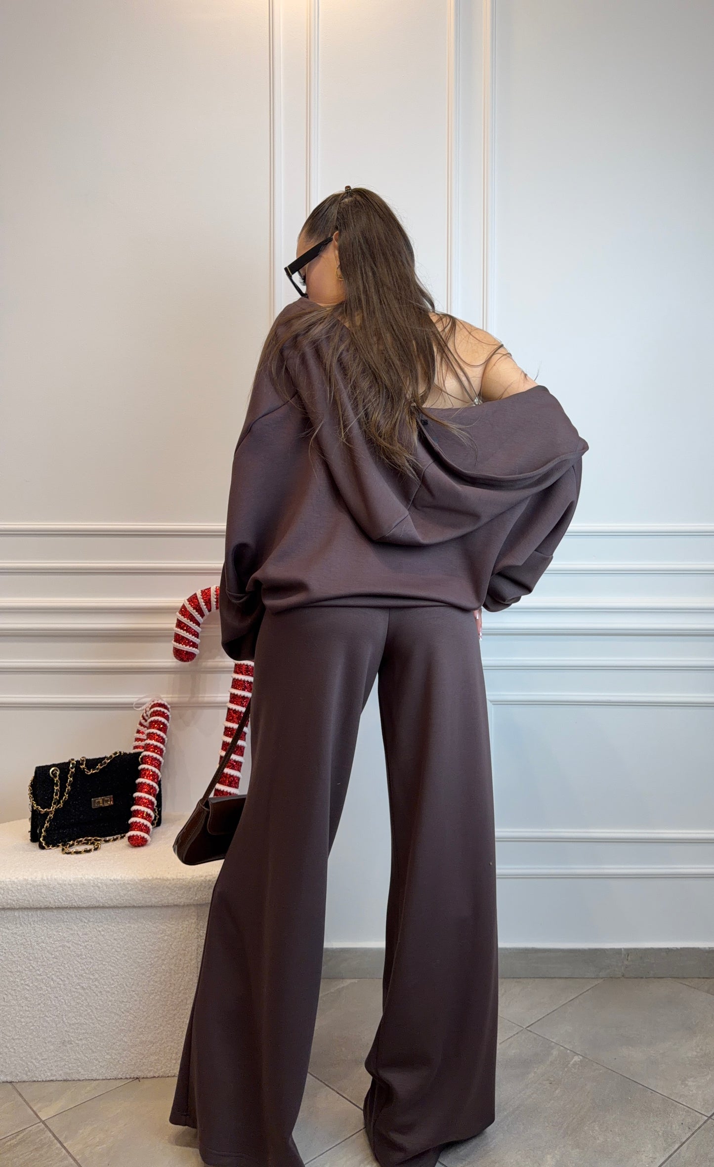 Trzyczęściowy komplet top, bluza i spodnie w kolorze czekoladowego brązu