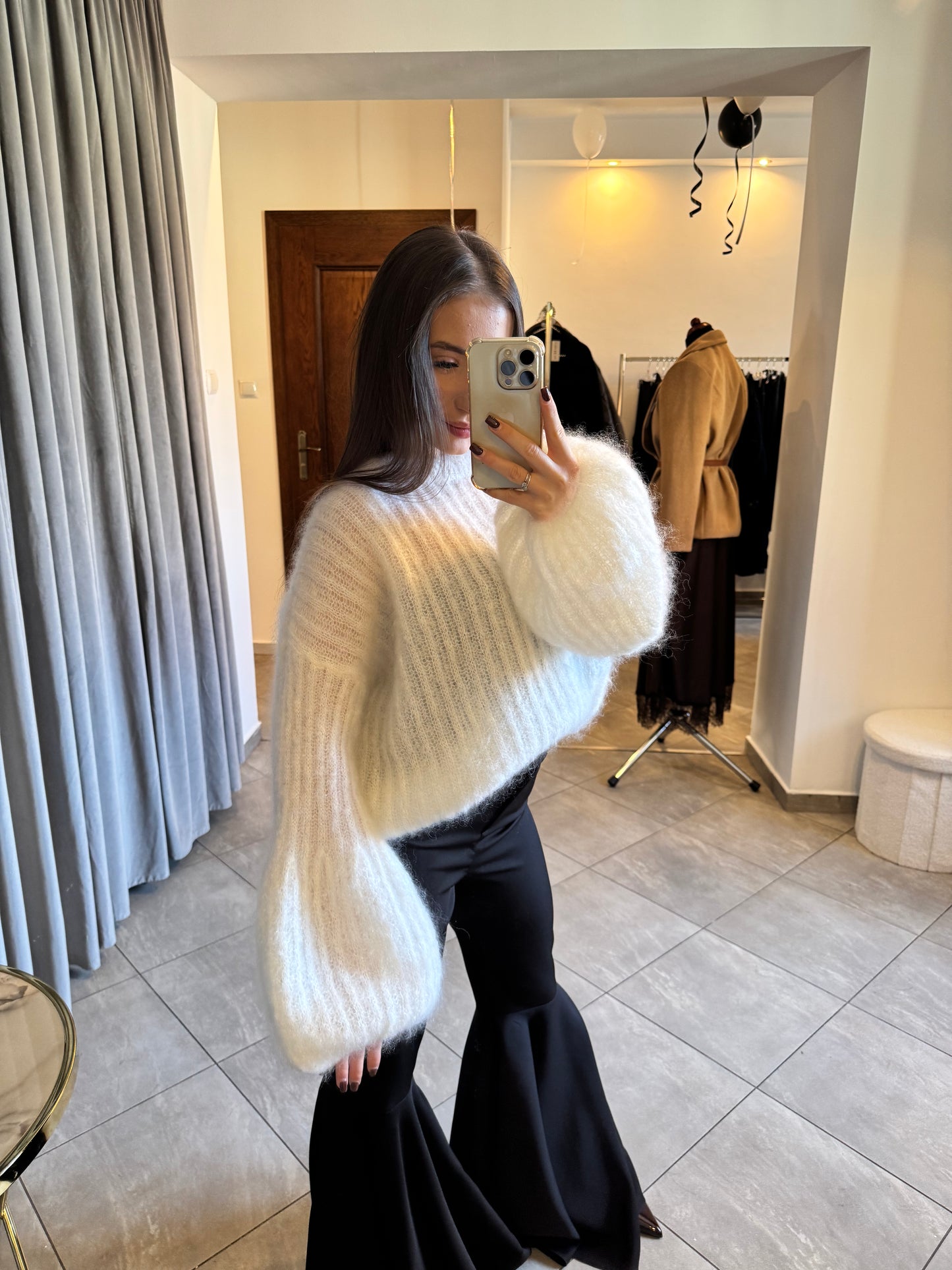 Sweter moherowy z bufiastymi rękawami – kremowy oversize