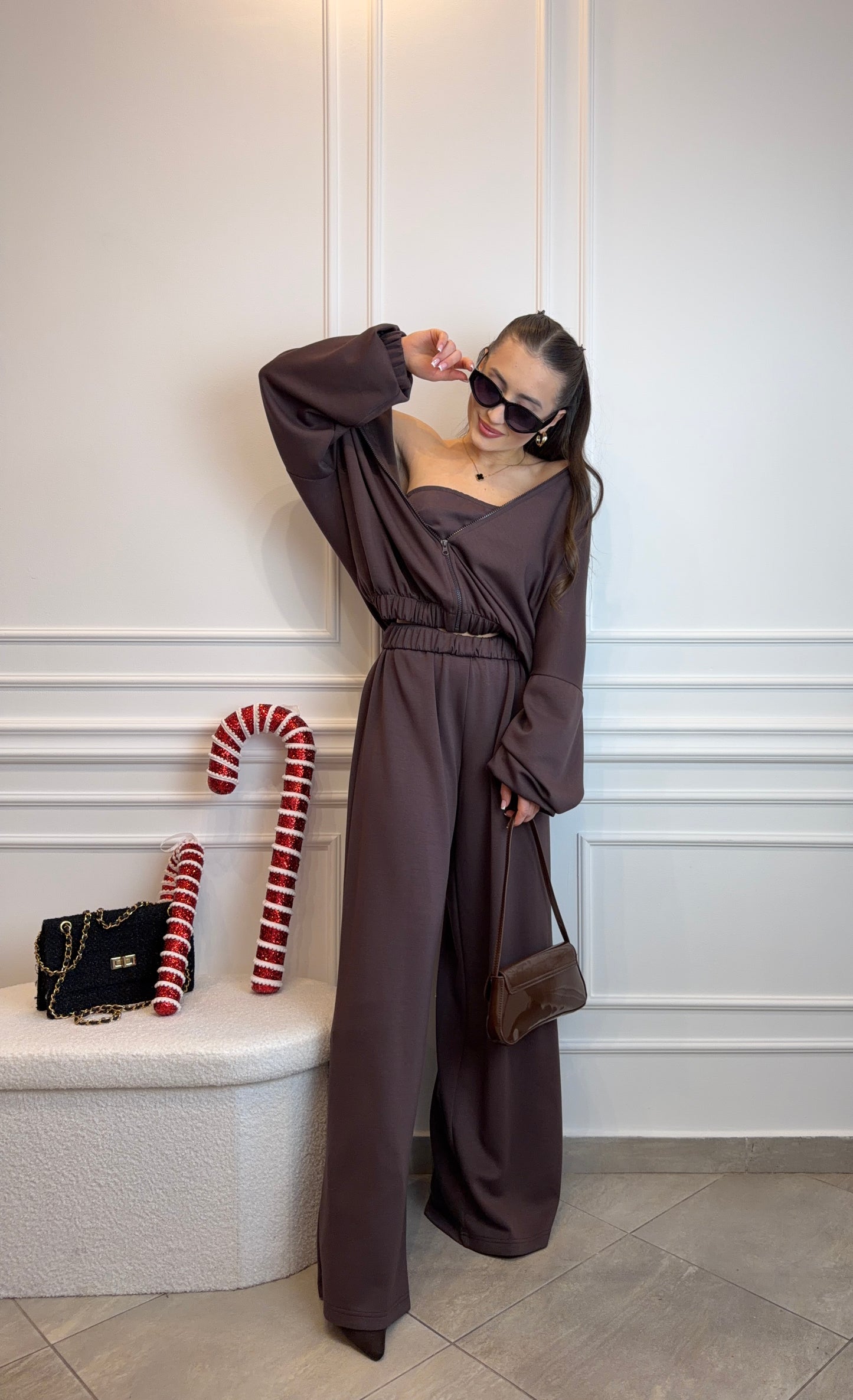 Trzyczęściowy komplet top, bluza i spodnie w kolorze czekoladowego brązu