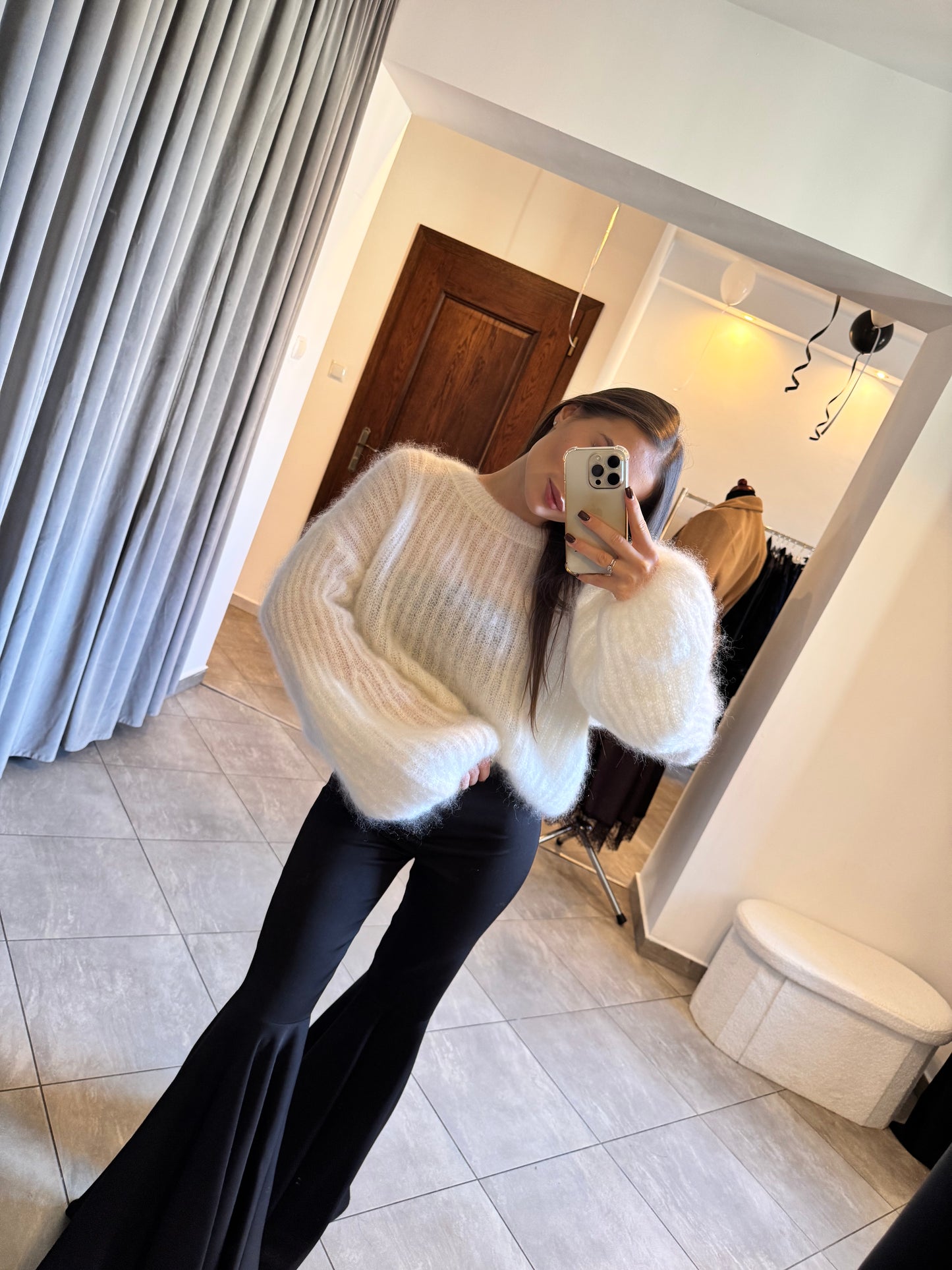 Sweter moherowy z bufiastymi rękawami – kremowy oversize