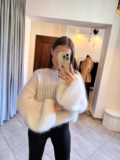 Sweter moherowy z bufiastymi rękawami – kremowy oversize