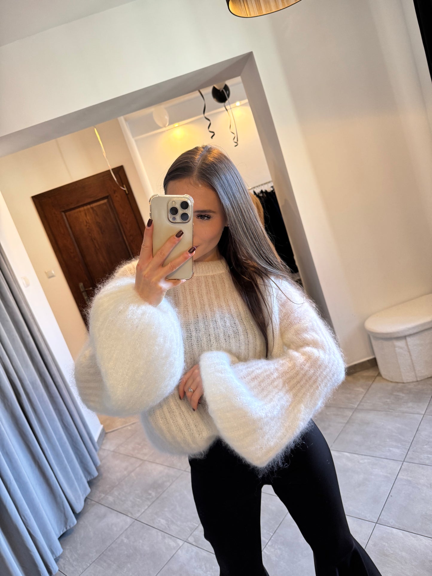 Sweter moherowy z bufiastymi rękawami – kremowy oversize