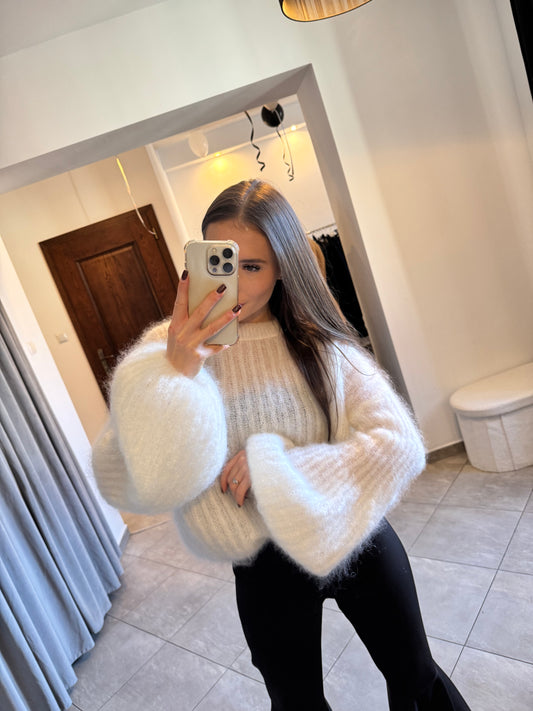 Sweter moherowy z bufiastymi rękawami – kremowy oversize