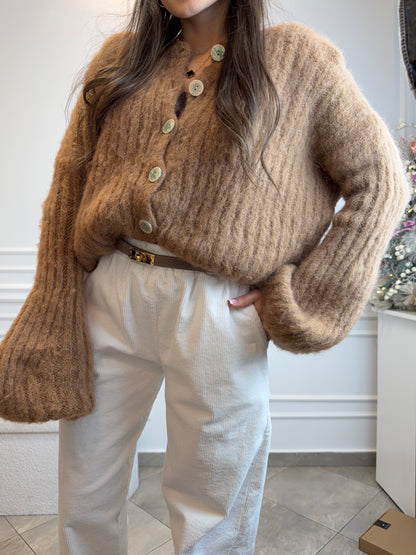 Moherowy sweter zapinany na guziki w kolorze karmelowym