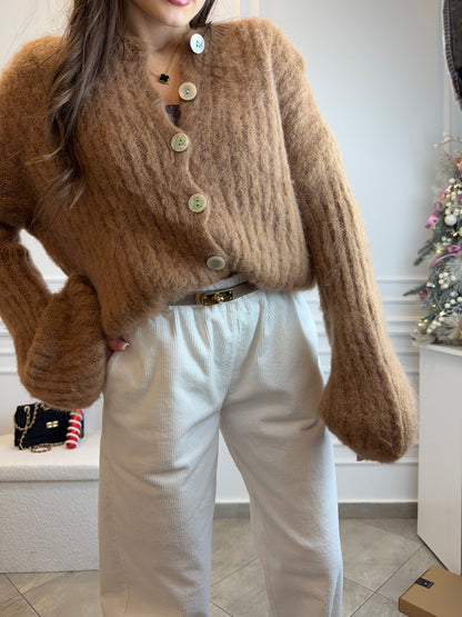 Moherowy sweter zapinany na guziki w kolorze karmelowym