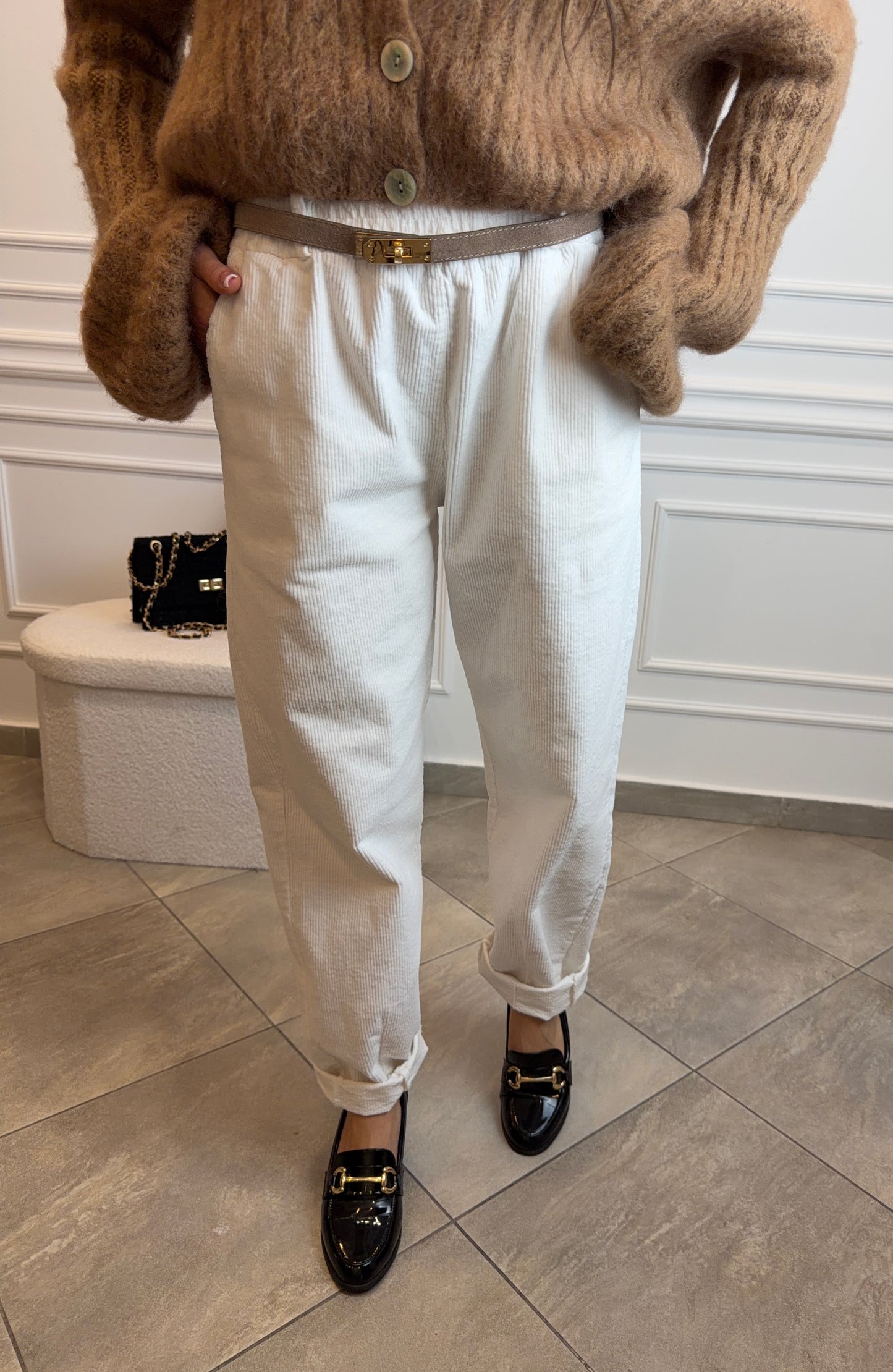 Białe spodnie sztruksowe – elegancki casual