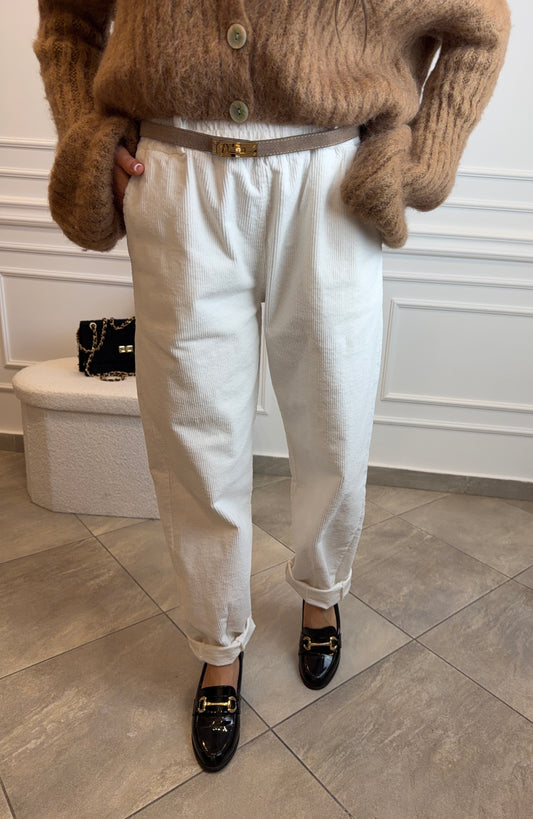 Białe spodnie sztruksowe – elegancki casual