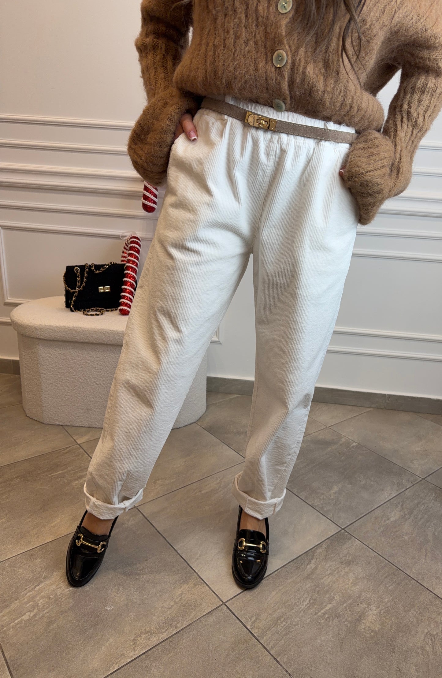 Białe spodnie sztruksowe – elegancki casual