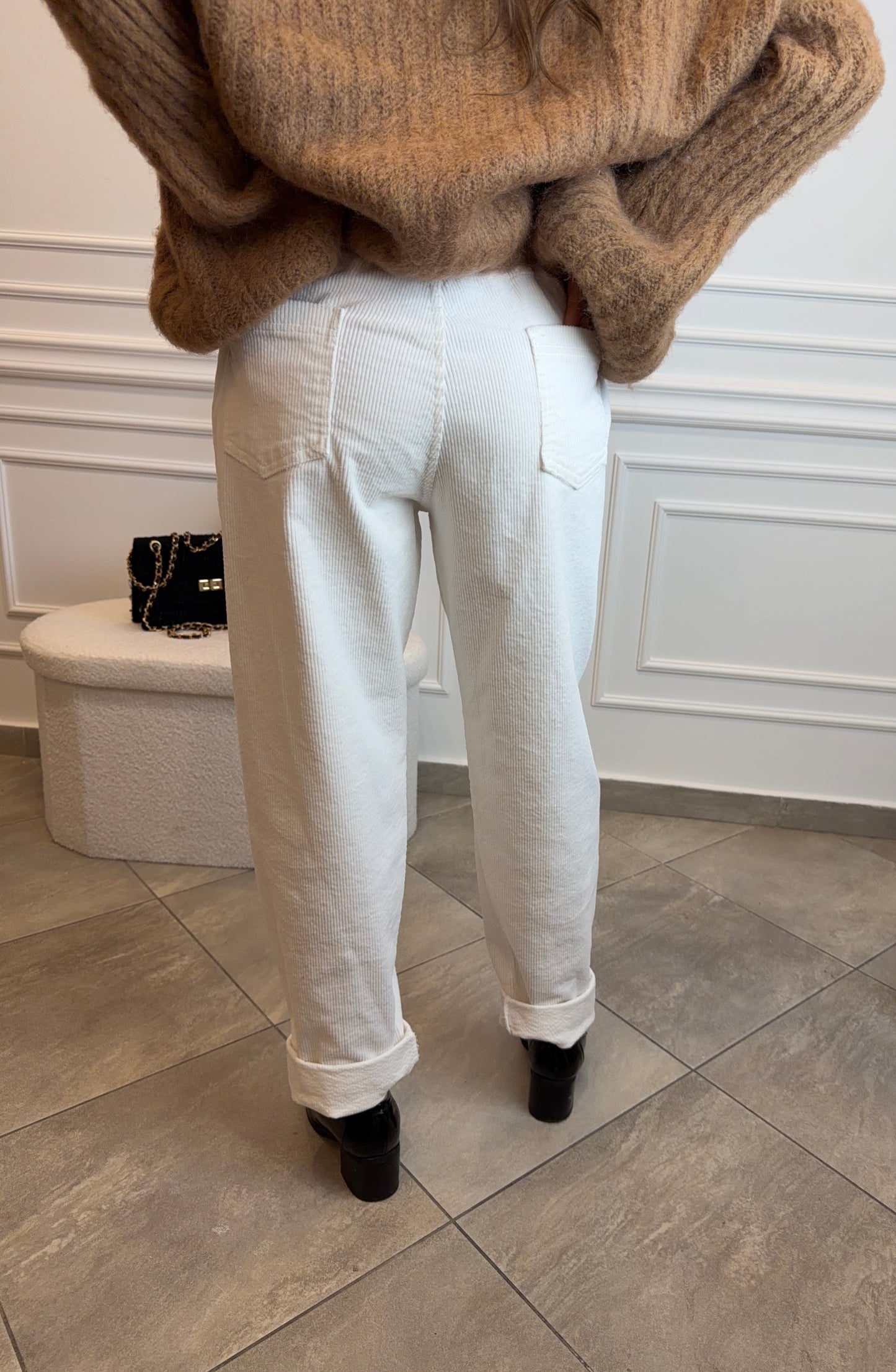 Białe spodnie sztruksowe – elegancki casual