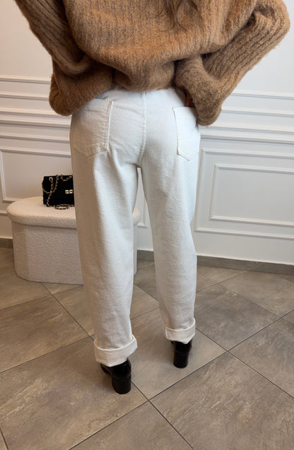 Białe spodnie sztruksowe – elegancki casual