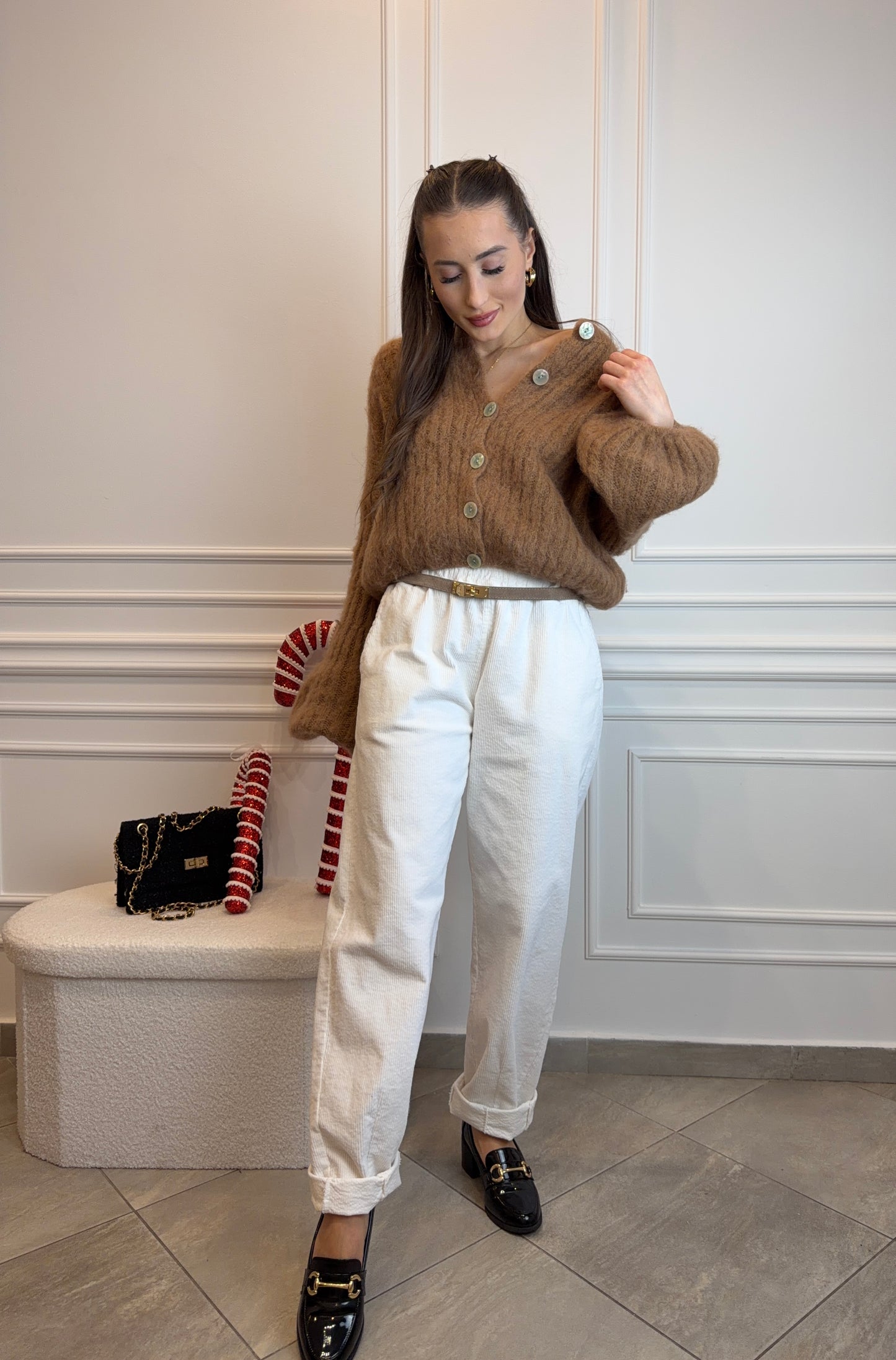 Białe spodnie sztruksowe – elegancki casual