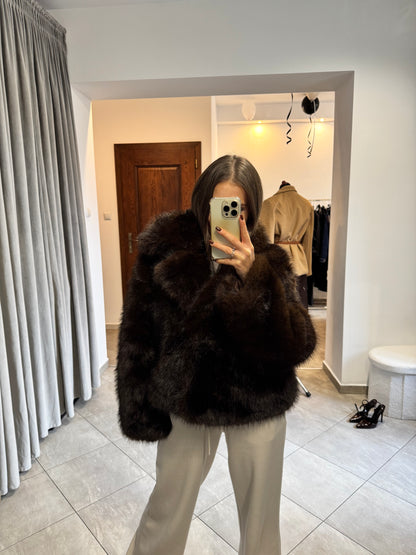 Krótkie brązowe futerko - stylowy klasyk na chłodne dni