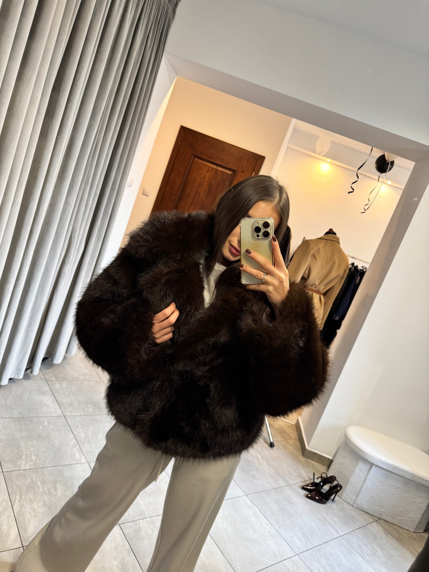 Krótkie brązowe futerko - stylowy klasyk na chłodne dni