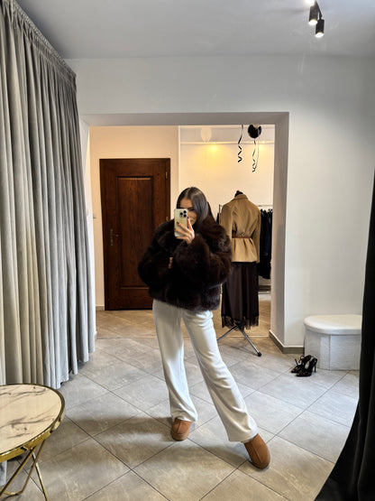 Krótkie brązowe futerko - stylowy klasyk na chłodne dni