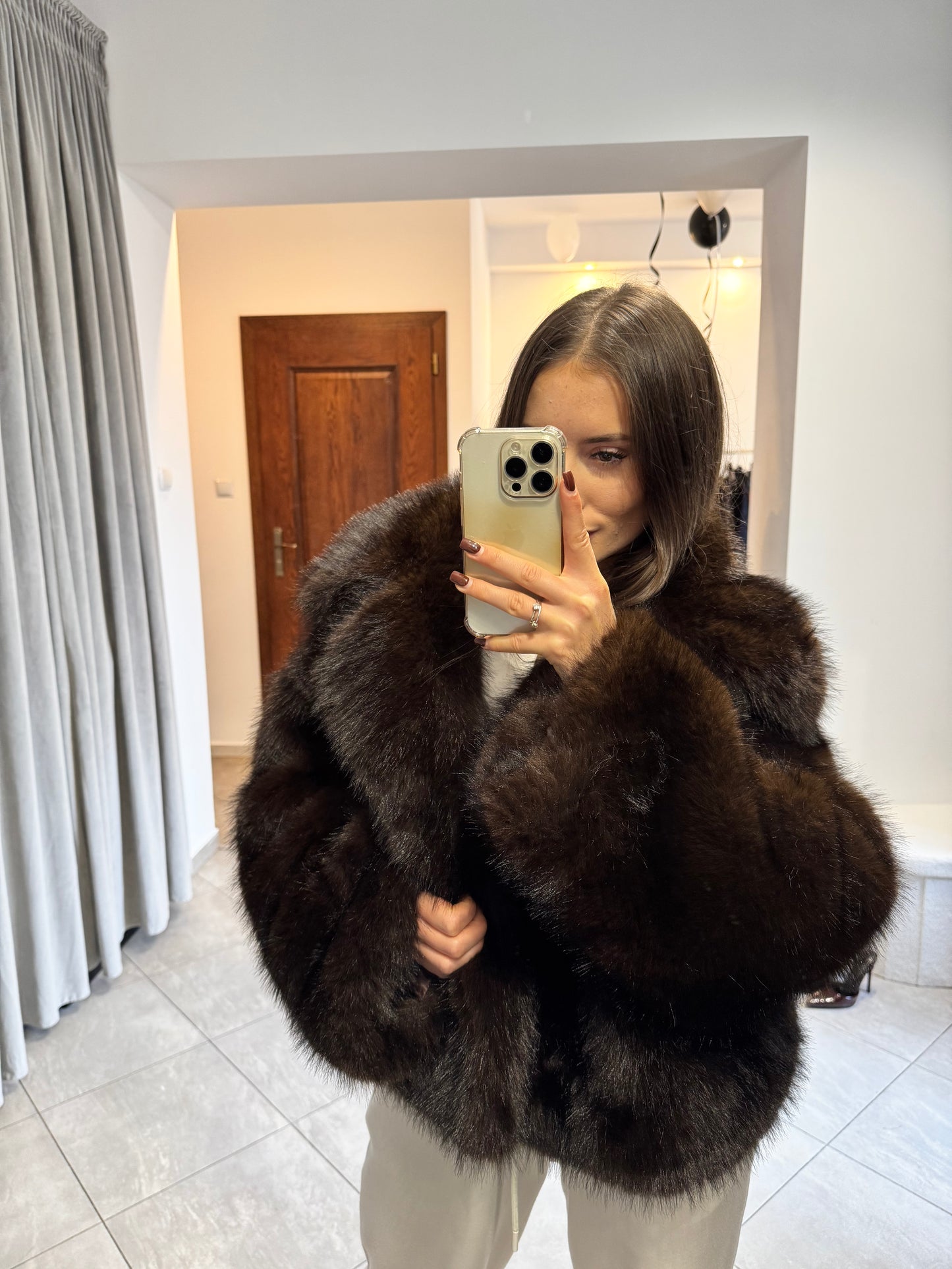 Krótkie brązowe futerko - stylowy klasyk na chłodne dni