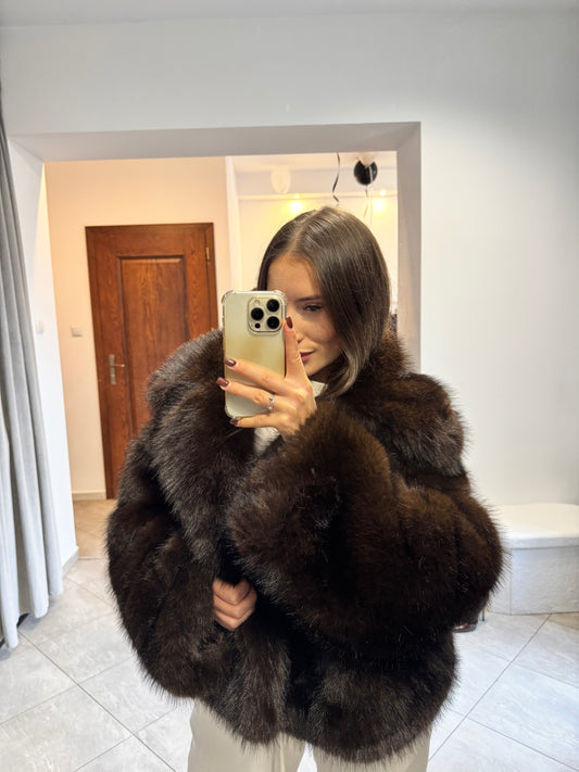 Krótkie brązowe futerko - stylowy klasyk na chłodne dni