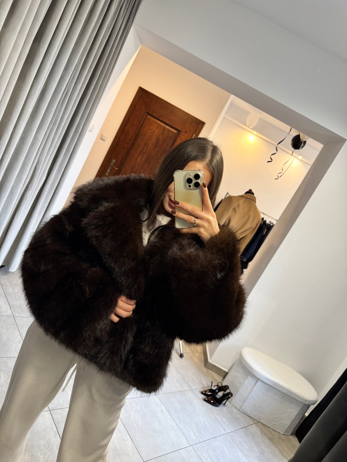 Krótkie brązowe futerko - stylowy klasyk na chłodne dni