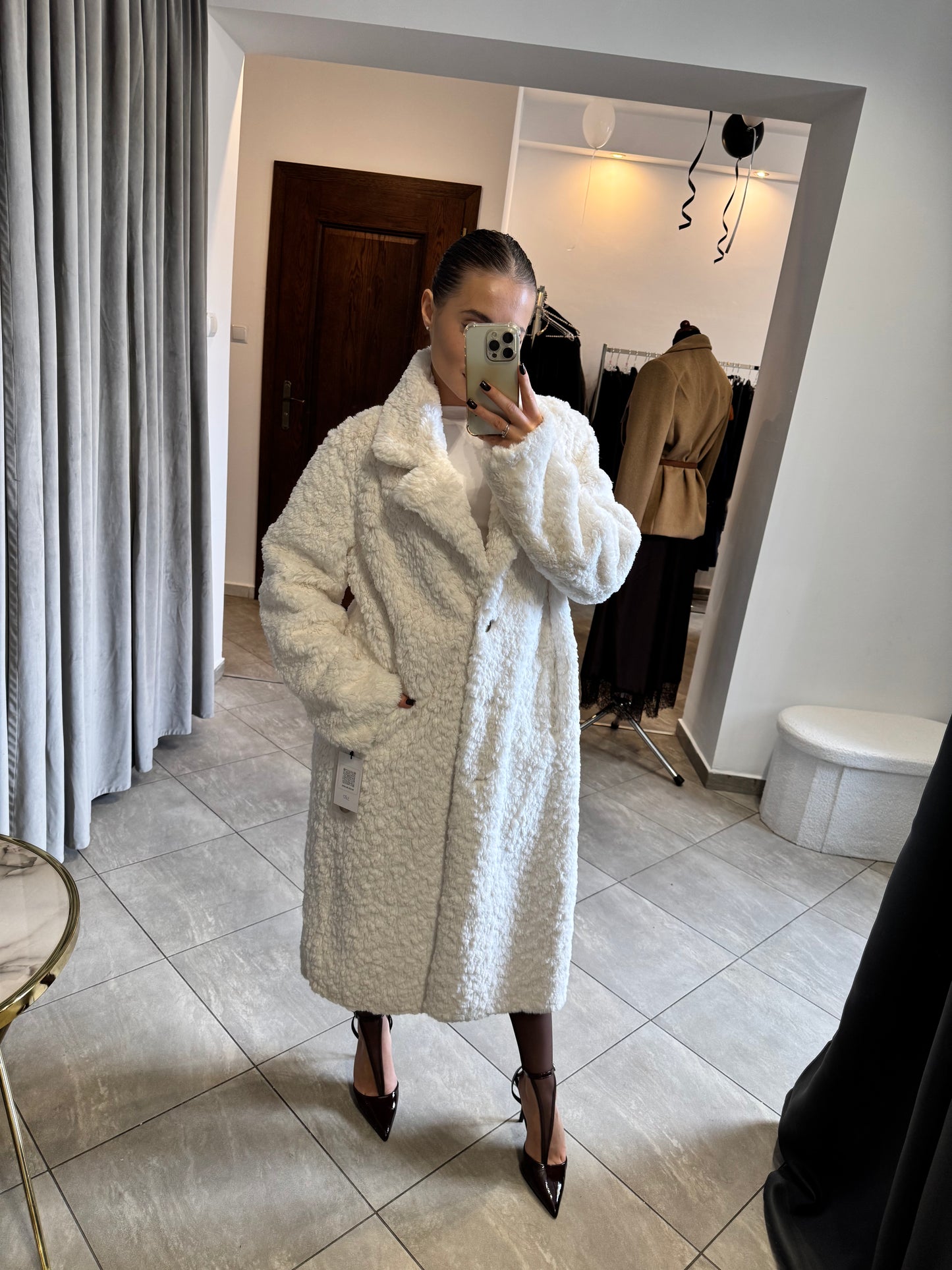 Dwustronny płaszcz z kożuszkiem – beżowa elegancja i przytulne ciepło