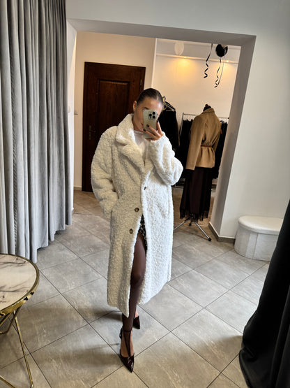 Dwustronny płaszcz z kożuszkiem – beżowa elegancja i przytulne ciepło