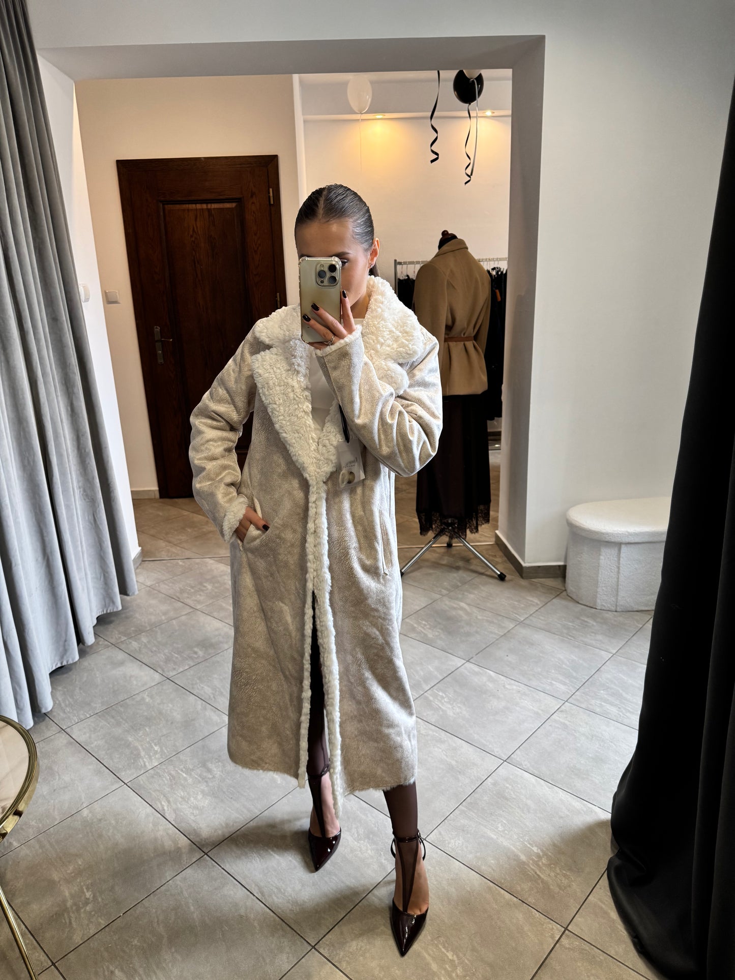 Dwustronny płaszcz z kożuszkiem – beżowa elegancja i przytulne ciepło