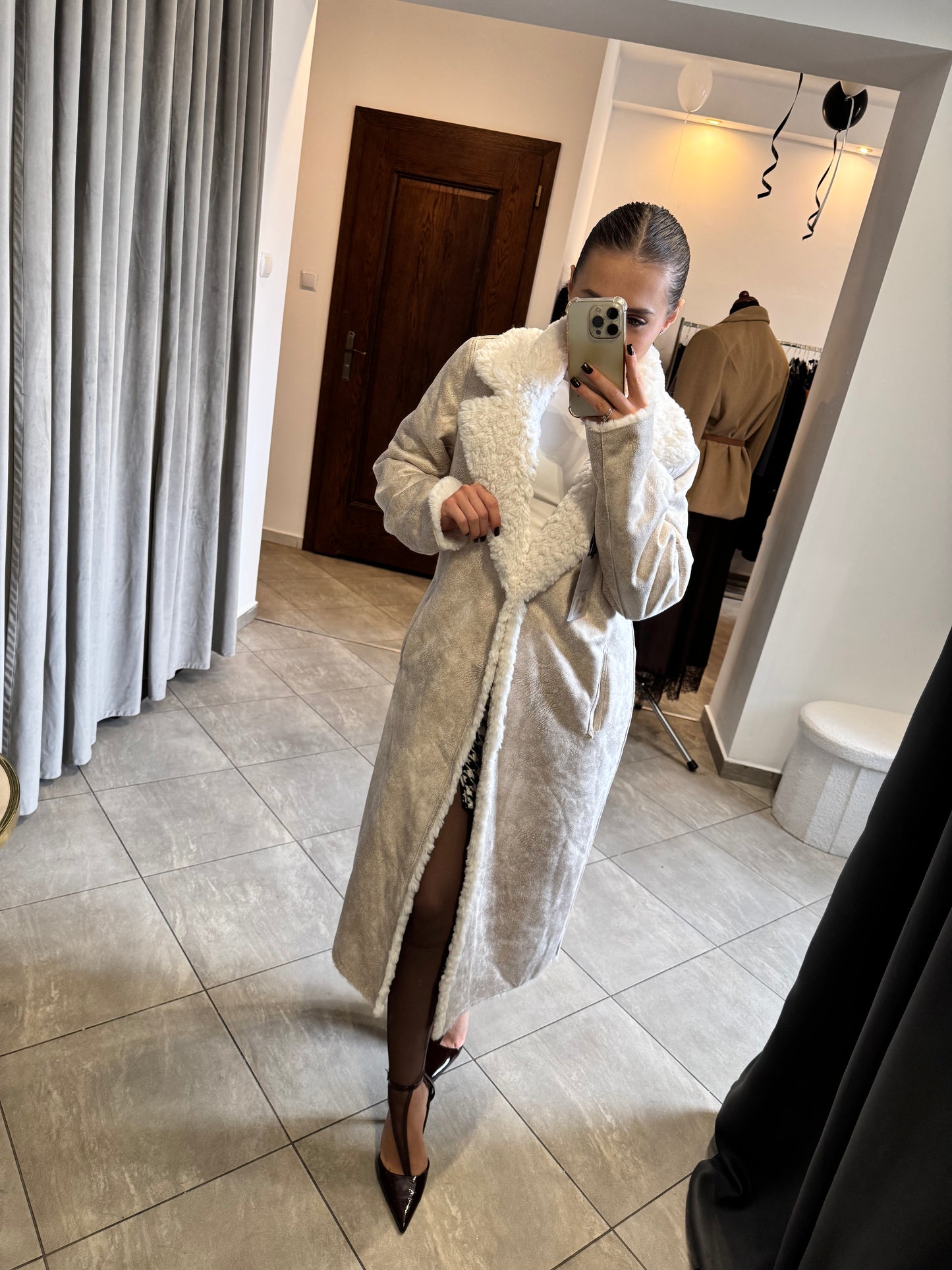 Dwustronny płaszcz z kożuszkiem – beżowa elegancja i przytulne ciepło