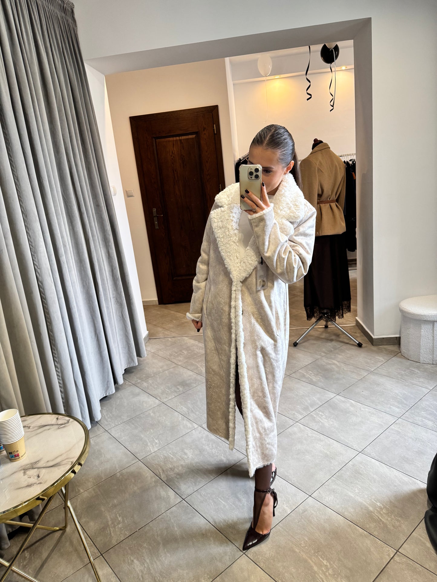 Dwustronny płaszcz z kożuszkiem – beżowa elegancja i przytulne ciepło