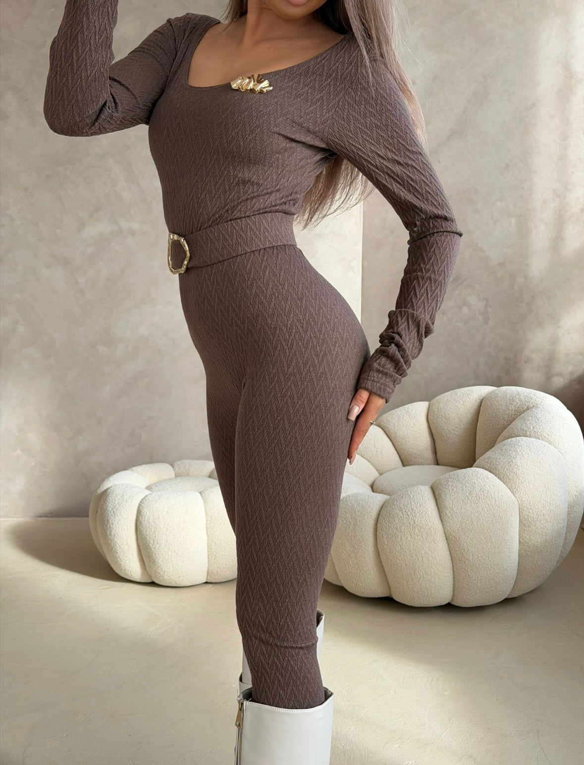 Brązowy Wiskozowy  kombinezon z paskiem i złotymi dodatk