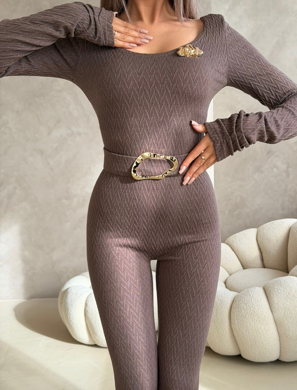 Brązowy Wiskozowy  kombinezon z paskiem i złotymi dodatk