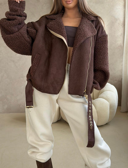 Brązowy oversize kożuszek z zamszu i miękkim futerkiem