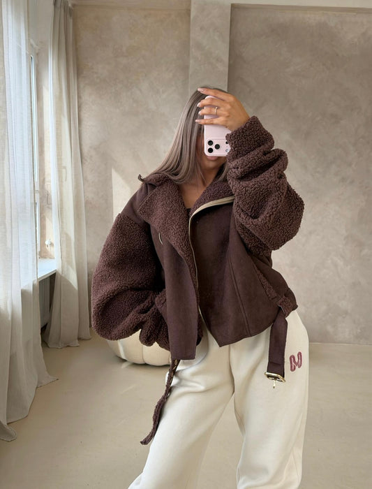 Brązowy oversize kożuszek z zamszu i miękkim futerkiem