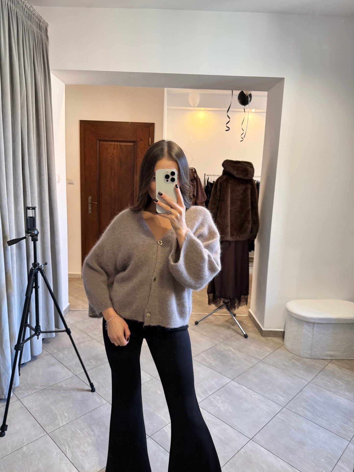 Sweter z dekoltem w serek – taupe