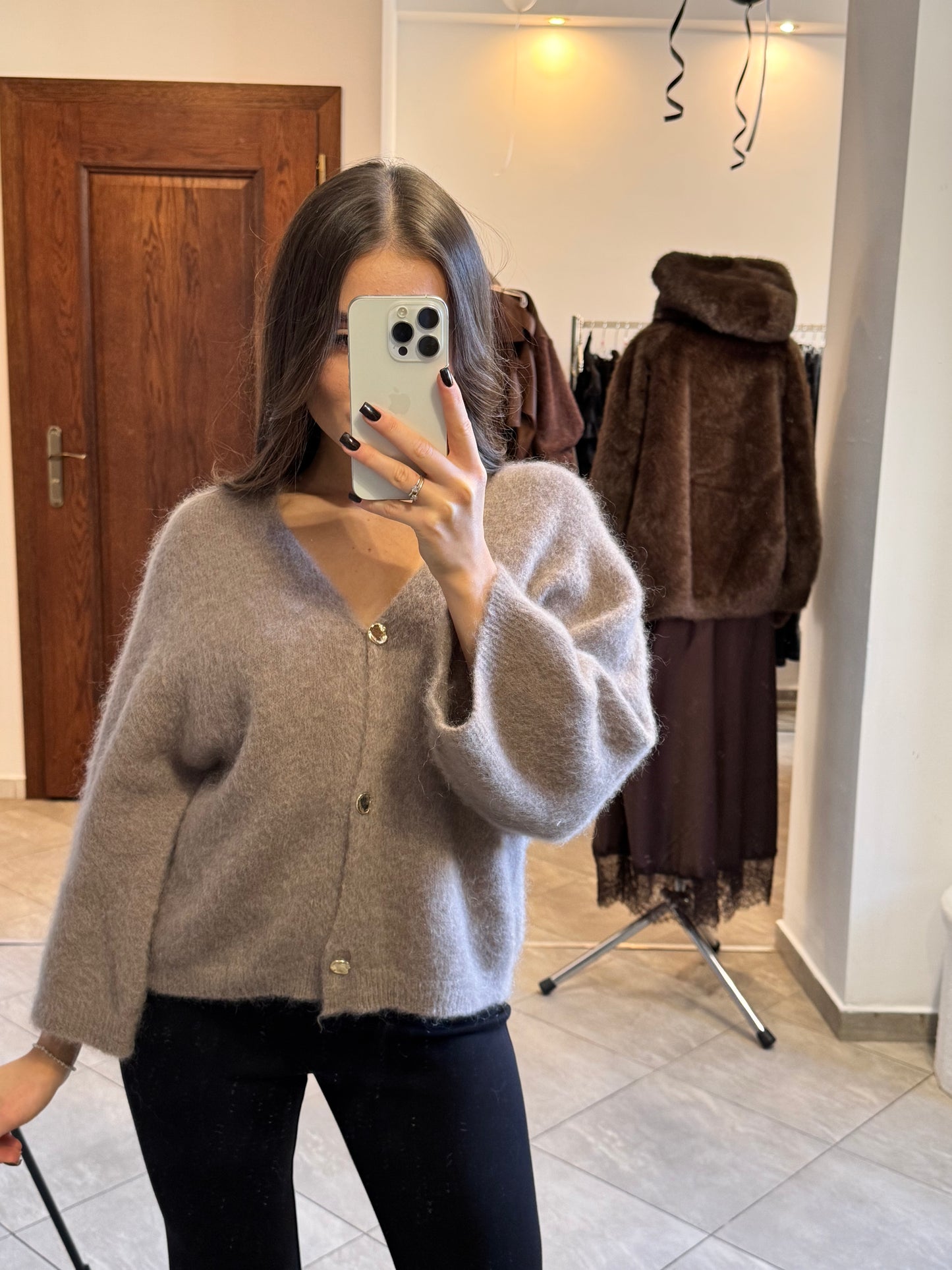 Sweter z dekoltem w serek – taupe