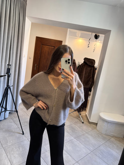 Sweter z dekoltem w serek – taupe