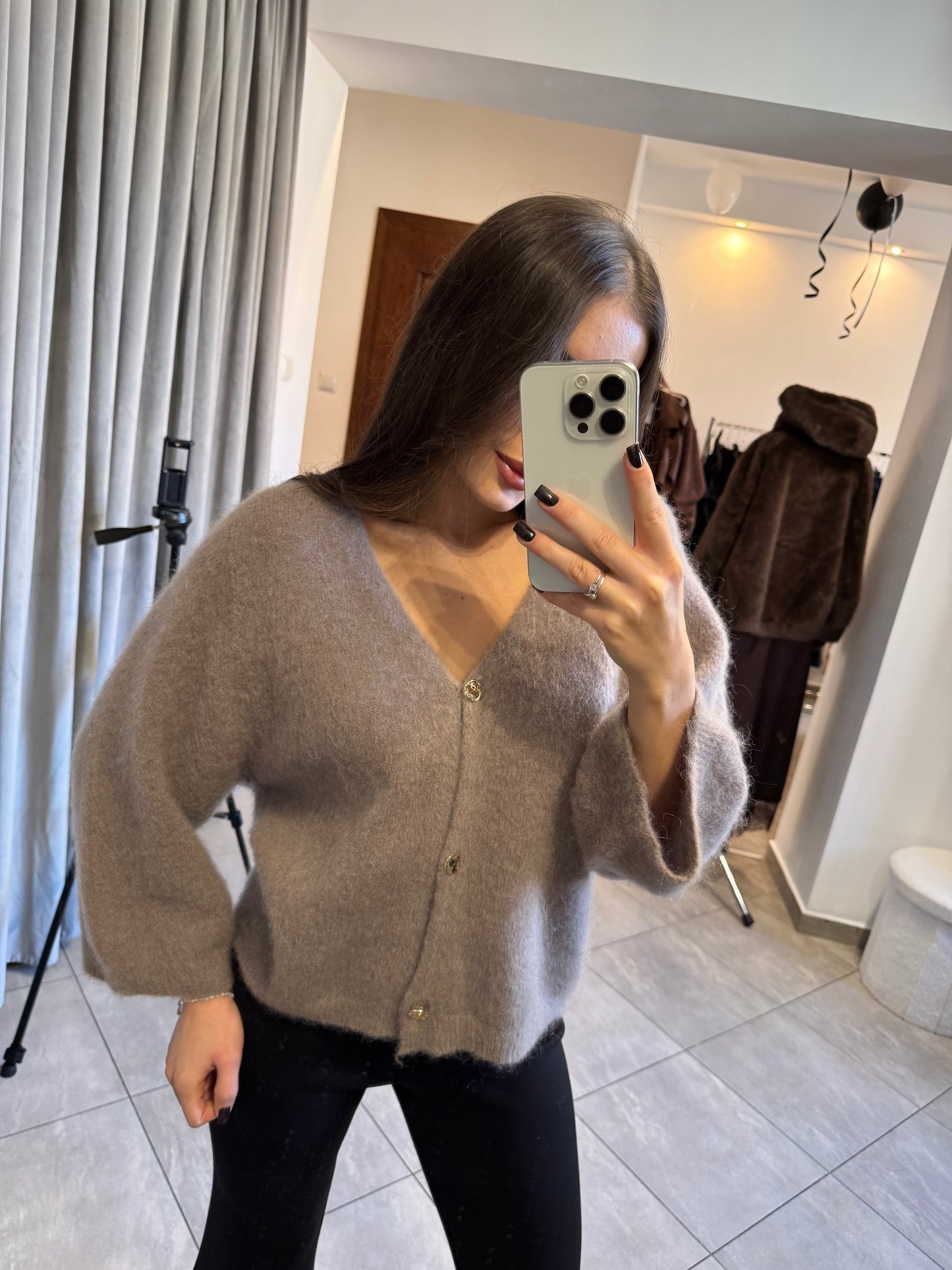 Sweter z dekoltem w serek – taupe
