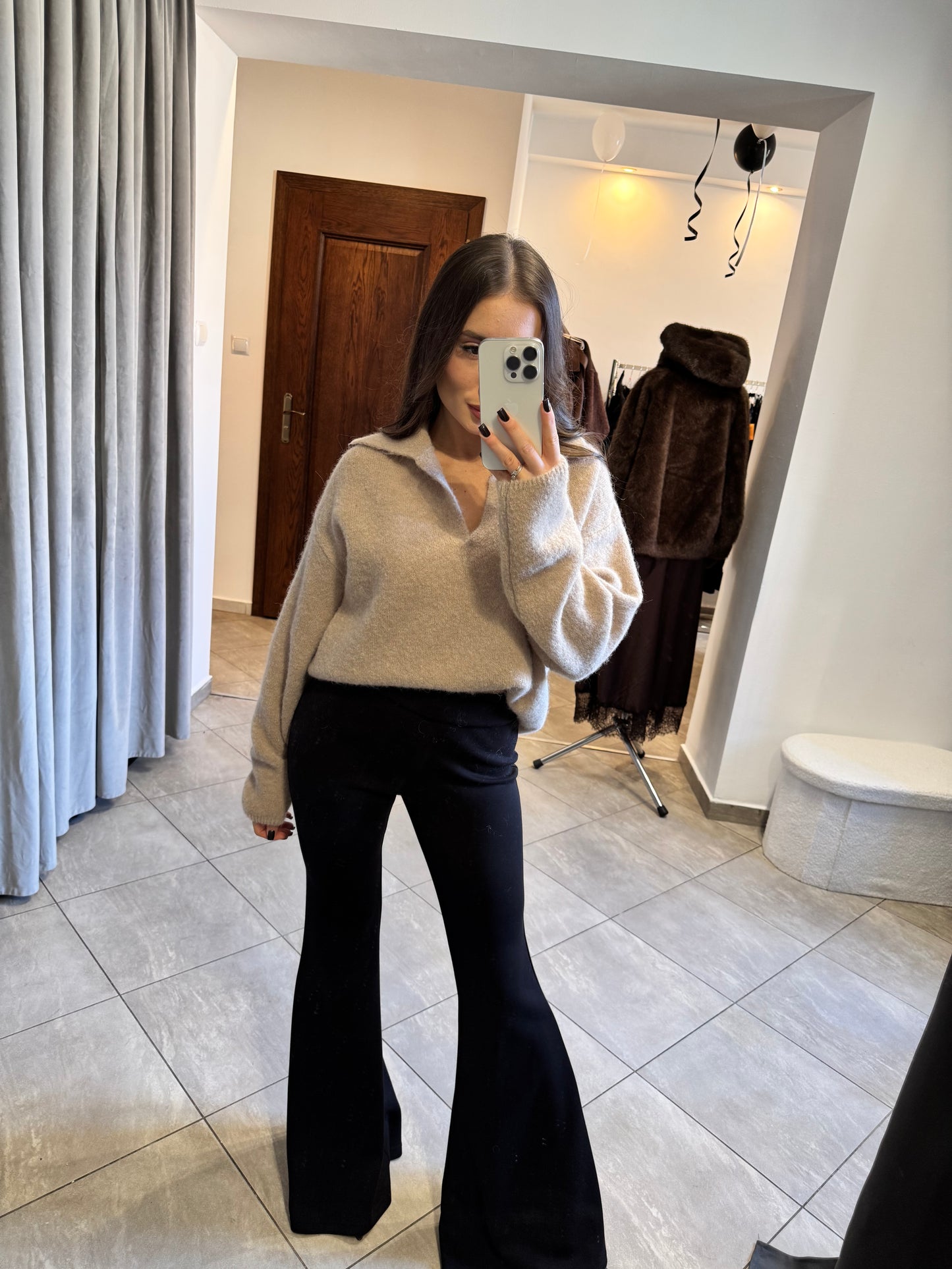 Sweter z dekoltem w serek – beżowy